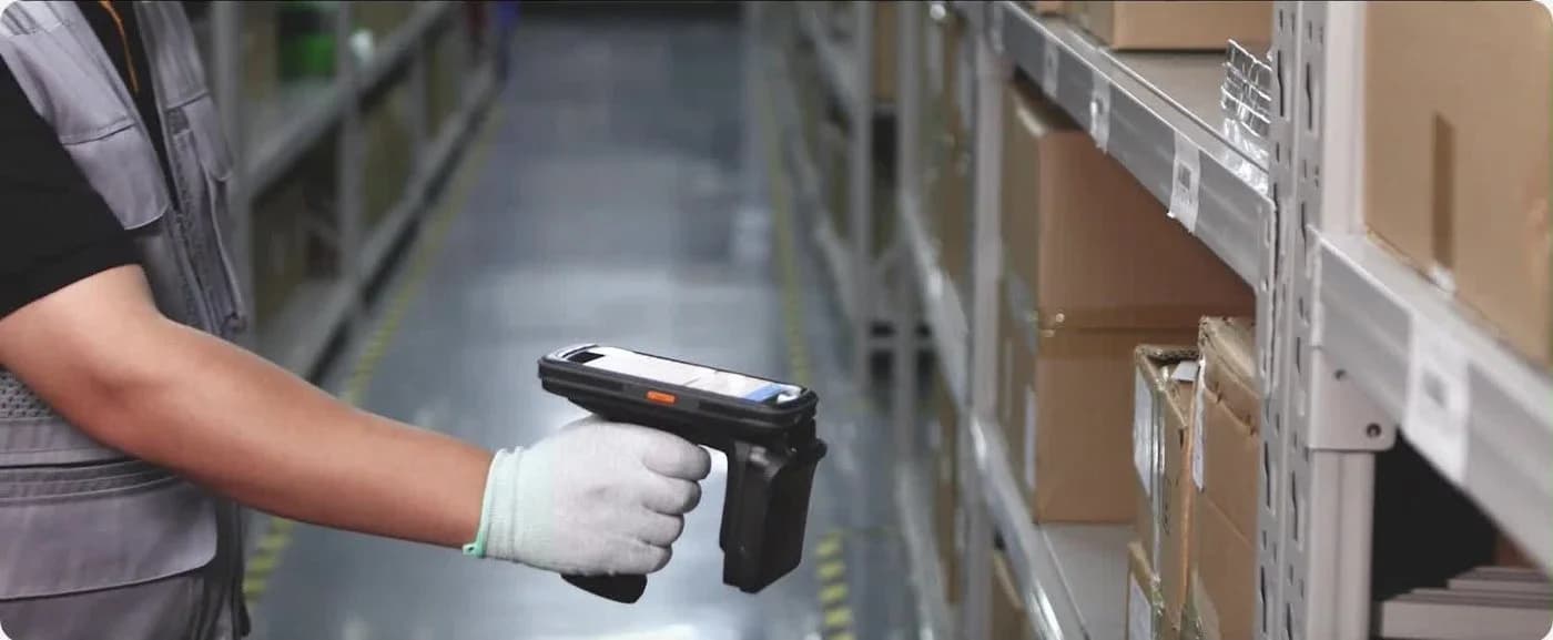 Operador lendo uma prateleira inteira com coletor RFID